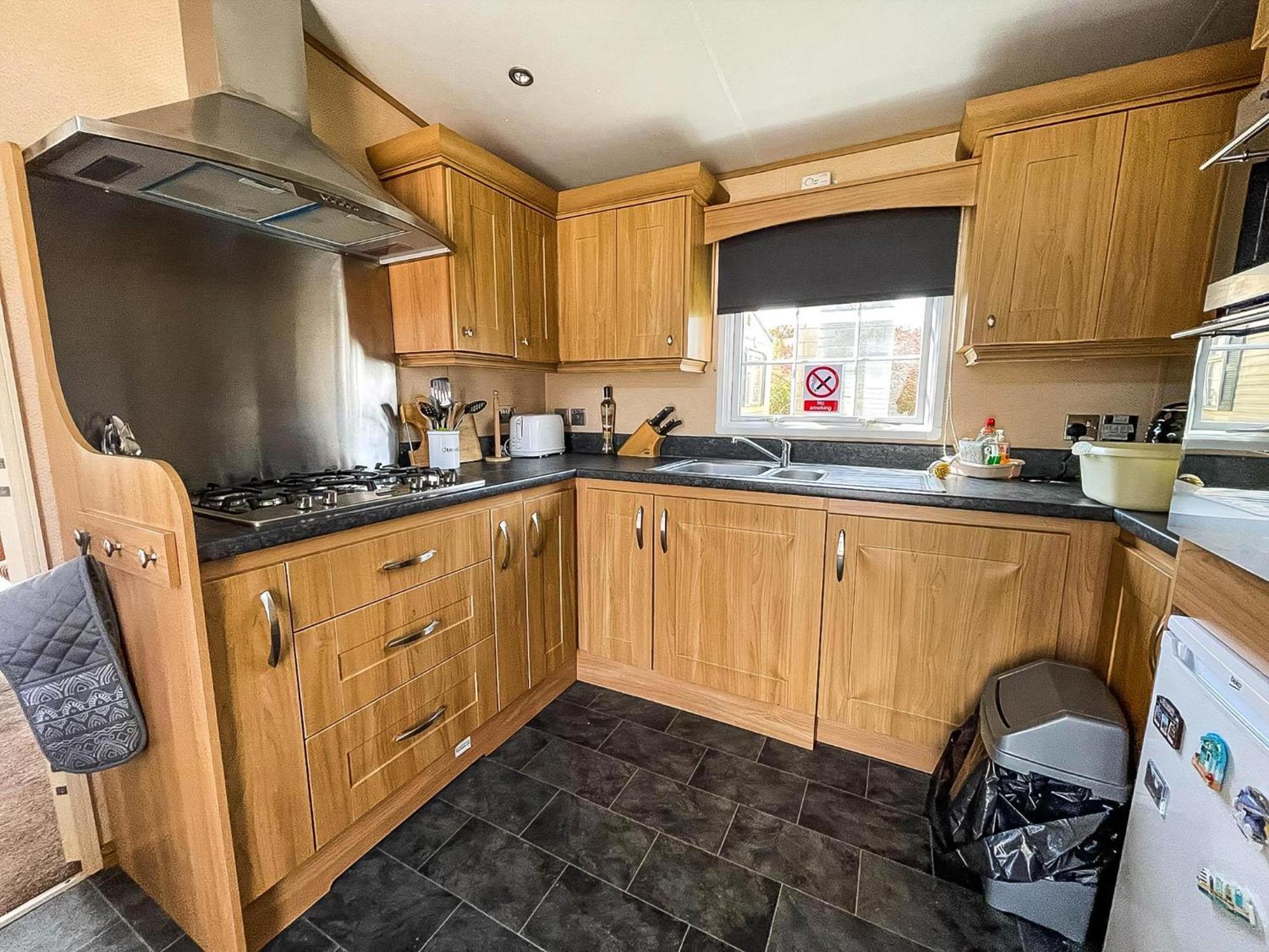 Lovely Caravan With Large Decking At Naze Marine Holiday Park Ref 17306Br Walton-on-the-Naze Bagian luar foto