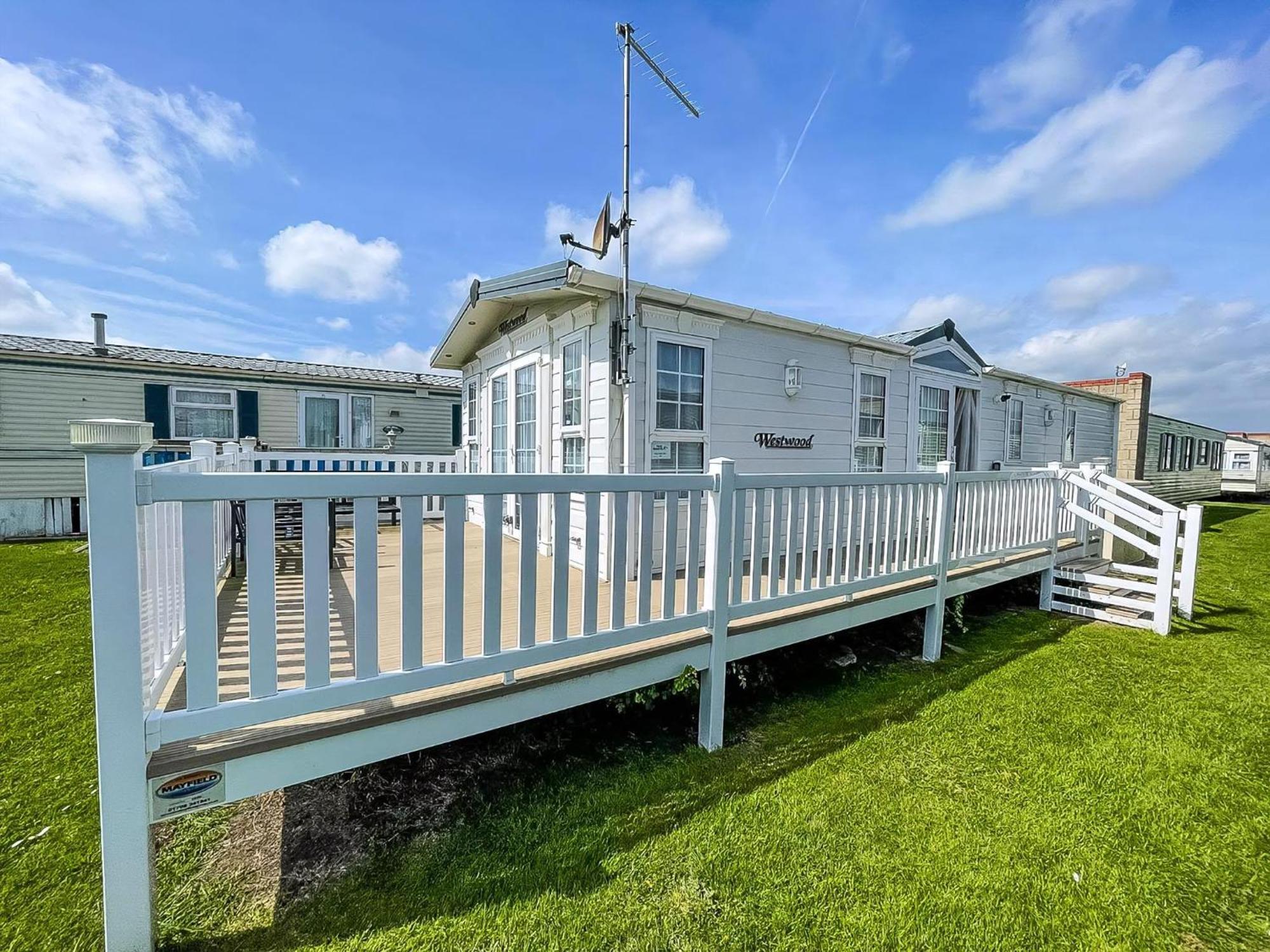 Lovely Caravan With Large Decking At Naze Marine Holiday Park Ref 17306Br Walton-on-the-Naze Bagian luar foto
