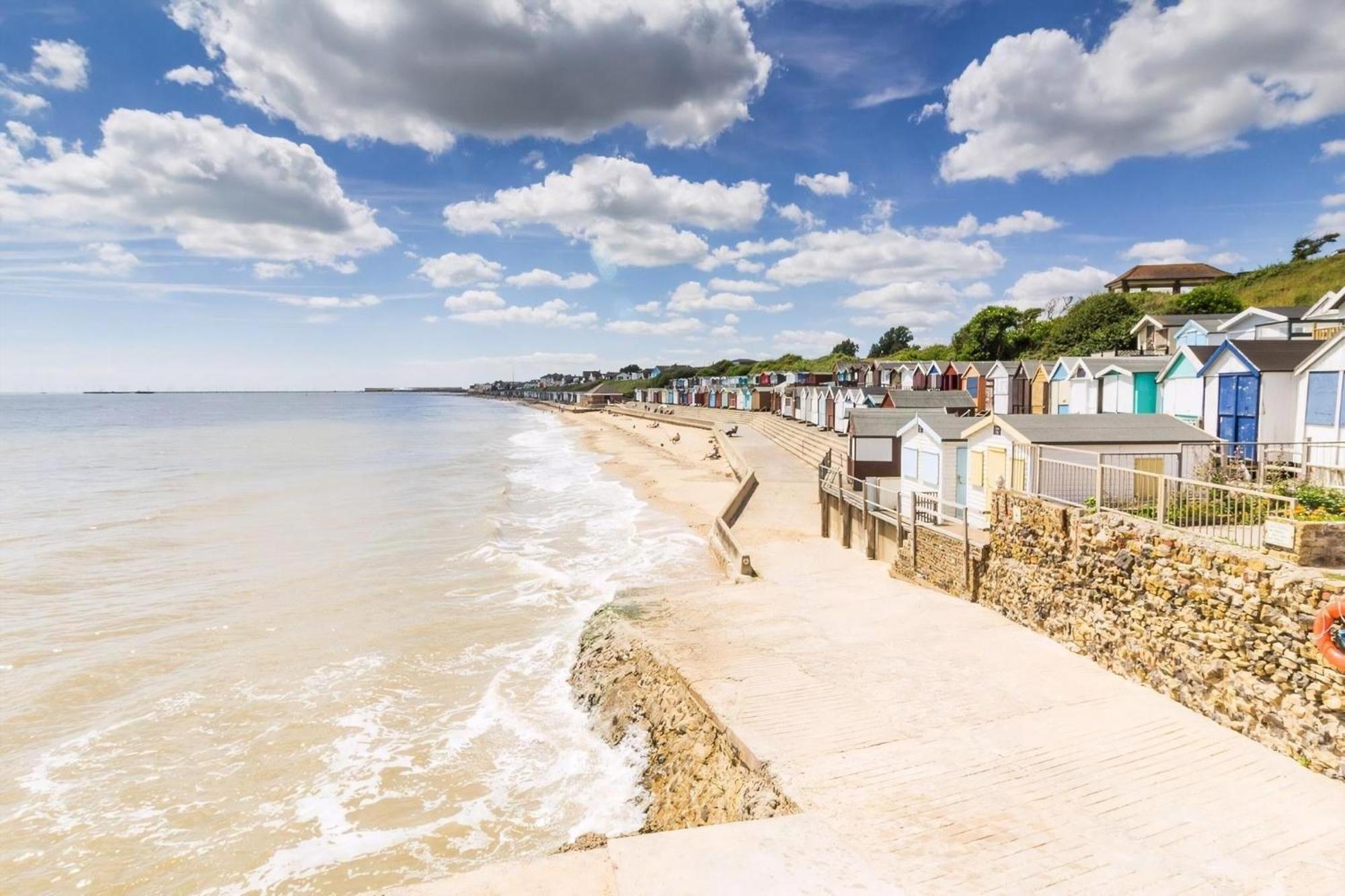 Lovely Caravan With Large Decking At Naze Marine Holiday Park Ref 17306Br Walton-on-the-Naze Bagian luar foto